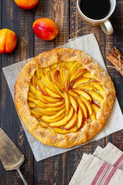 Galette ya da şeftalili turta. Pişirme. Vejetaryen yemeği.