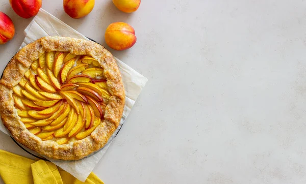 Galette ya da şeftalili turta. Pişirme. Vejetaryen yemeği.