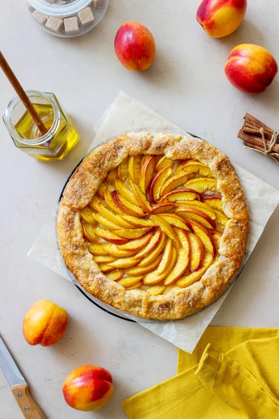 Galette ya da şeftalili turta. Pişirme. Vejetaryen yemeği.