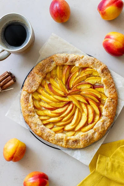 Galette ya da şeftalili turta. Pişirme. Vejetaryen yemeği.