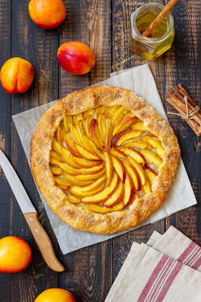 Galette ya da şeftalili turta. Pişirme. Vejetaryen yemeği.