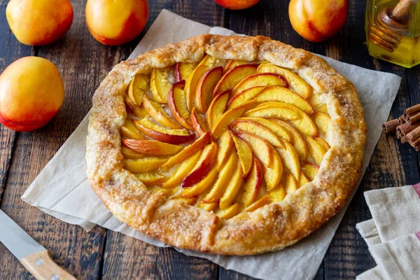 Galette Pastel Abierto Con Melocotones Horneando Comida Vegetariana — Foto de Stock