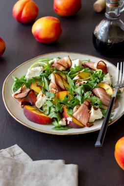 Şeftalili salata, roka, peynir ve jamon. Sağlıklı beslenme