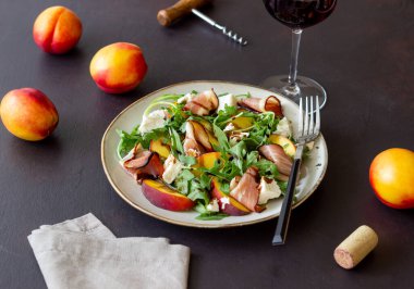 Şeftalili salata, roka, peynir ve jamon. Sağlıklı beslenme