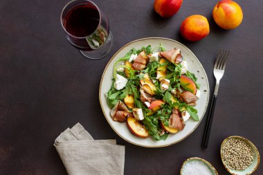 Şeftalili salata, roka, peynir ve jamon. Sağlıklı beslenme