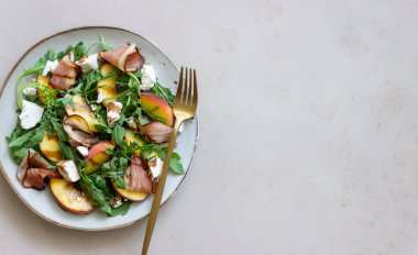 Şeftalili salata, roka, peynir ve jamon. Sağlıklı beslenme