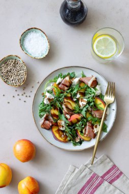 Şeftalili salata, roka, peynir ve jamon. Sağlıklı beslenme