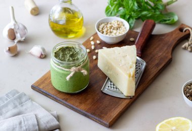 Ahşap arka planda İtalyan pesto sosu. Ulusal mutfak. Sağlıklı beslenme. Vejetaryen yemeği.