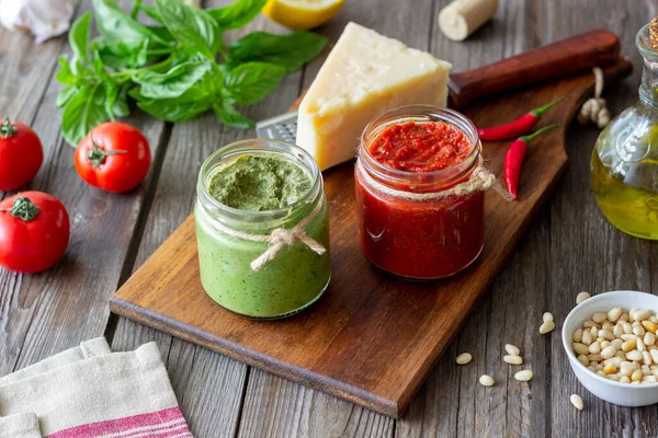 Dois Frascos Vidro Com Pesto Vermelho Pesto Manjericão Cozinha Nacional — Fotografia de Stock