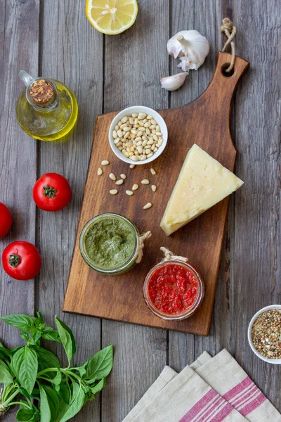 Dois Frascos Vidro Com Pesto Vermelho Pesto Manjericão Cozinha Nacional — Fotografia de Stock