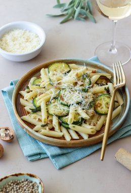 Kabaklı makarna, adaçayı, fındık ve parmesan peyniri. Sağlıklı beslenme. Vejetaryen yemeği. İtalyan yemeği.