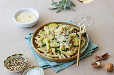 Kabaklı makarna, adaçayı, fındık ve parmesan peyniri. Sağlıklı beslenme. Vejetaryen yemeği. İtalyan yemeği.