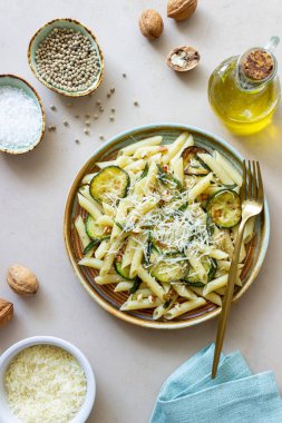 Kabaklı makarna, adaçayı, fındık ve parmesan peyniri. Sağlıklı beslenme. Vejetaryen yemeği. İtalyan yemeği.