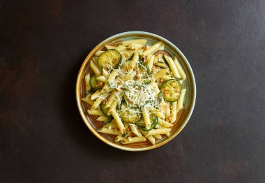 Kabaklı makarna, adaçayı, fındık ve parmesan peyniri. Sağlıklı beslenme. Vejetaryen yemeği. İtalyan yemeği.