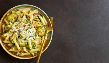 Kabaklı makarna, adaçayı, fındık ve parmesan peyniri. Sağlıklı beslenme. Vejetaryen yemeği. İtalyan yemeği.