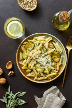 Kabaklı makarna, adaçayı, fındık ve parmesan peyniri. Sağlıklı beslenme. Vejetaryen yemeği. İtalyan yemeği.