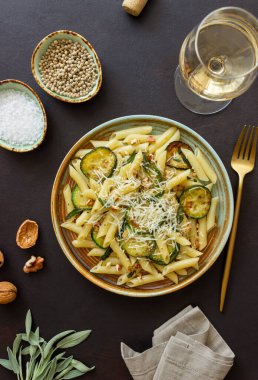 Kabaklı makarna, adaçayı, fındık ve parmesan peyniri. Sağlıklı beslenme. Vejetaryen yemeği. İtalyan yemeği.