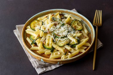 Kabaklı makarna, adaçayı, fındık ve parmesan peyniri. Sağlıklı beslenme. Vejetaryen yemeği. İtalyan yemeği.