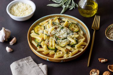 Kabaklı makarna, adaçayı, fındık ve parmesan peyniri. Sağlıklı beslenme. Vejetaryen yemeği. İtalyan yemeği.
