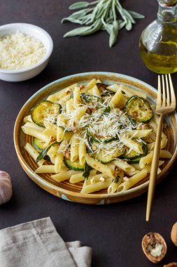Kabaklı makarna, adaçayı, fındık ve parmesan peyniri. Sağlıklı beslenme. Vejetaryen yemeği. İtalyan yemeği.