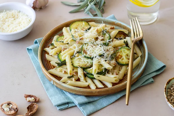 Kabaklı makarna, adaçayı, fındık ve parmesan peyniri. Sağlıklı beslenme. Vejetaryen yemeği. İtalyan yemeği.