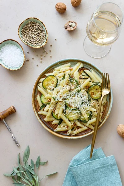 Kabaklı makarna, adaçayı, fındık ve parmesan peyniri. Sağlıklı beslenme. Vejetaryen yemeği. İtalyan yemeği.