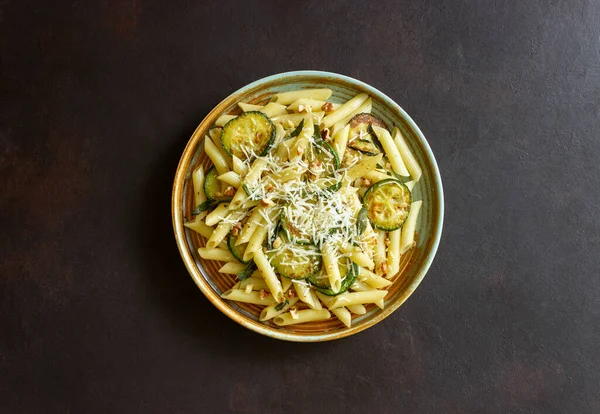 Kabaklı makarna, adaçayı, fındık ve parmesan peyniri. Sağlıklı beslenme. Vejetaryen yemeği. İtalyan yemeği.