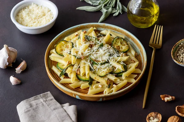 Kabaklı makarna, adaçayı, fındık ve parmesan peyniri. Sağlıklı beslenme. Vejetaryen yemeği. İtalyan yemeği.