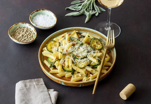Kabaklı makarna, adaçayı, fındık ve parmesan peyniri. Sağlıklı beslenme. Vejetaryen yemeği. İtalyan yemeği.