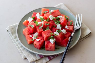Karpuzlu salata, beyaz peynir ve nane. Sağlıklı beslenme. Vejetaryen yemeği.