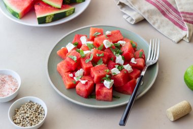 Karpuzlu salata, beyaz peynir ve nane. Sağlıklı beslenme. Vejetaryen yemeği.