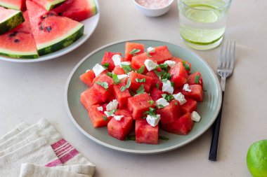 Karpuzlu salata, beyaz peynir ve nane. Sağlıklı beslenme. Vejetaryen yemeği.