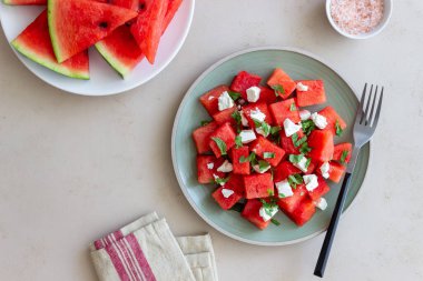 Karpuzlu salata, beyaz peynir ve nane. Sağlıklı beslenme. Vejetaryen yemeği.