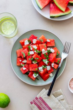 Karpuzlu salata, beyaz peynir ve nane. Sağlıklı beslenme. Vejetaryen yemeği.