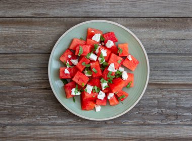 Karpuzlu salata, beyaz peynir ve nane. Sağlıklı beslenme. Vejetaryen yemeği.