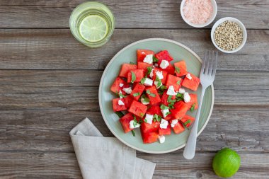 Karpuzlu salata, beyaz peynir ve nane. Sağlıklı beslenme. Vejetaryen yemeği.