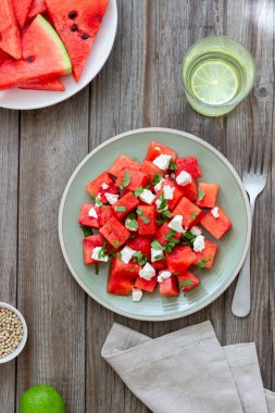 Karpuzlu salata, beyaz peynir ve nane. Sağlıklı beslenme. Vejetaryen yemeği.