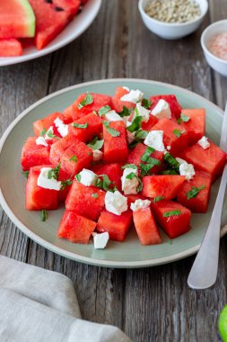 Karpuzlu salata, beyaz peynir ve nane. Sağlıklı beslenme. Vejetaryen yemeği.