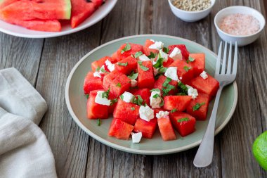 Karpuzlu salata, beyaz peynir ve nane. Sağlıklı beslenme. Vejetaryen yemeği.