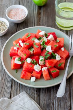 Karpuzlu salata, beyaz peynir ve nane. Sağlıklı beslenme. Vejetaryen yemeği.