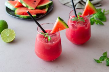 Naneli ve buzlu karpuz içeceği. Soğuk içecekler. Yaz. Sağlıklı beslenme. Vejetaryen yemeği.