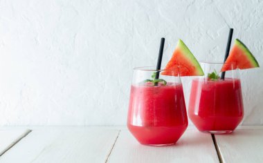 Naneli ve buzlu karpuz içeceği. Soğuk içecekler. Yaz. Sağlıklı beslenme. Vejetaryen yemeği.