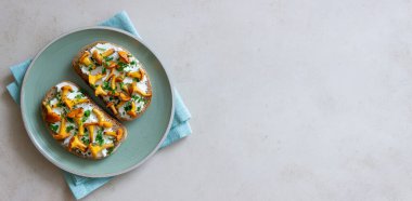 Mantarlı cips ve beyaz peynirli. Sağlıklı beslenme. Vejetaryen yemeği.