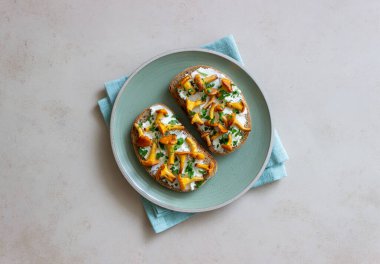 Mantarlı cips ve beyaz peynirli. Sağlıklı beslenme. Vejetaryen yemeği.