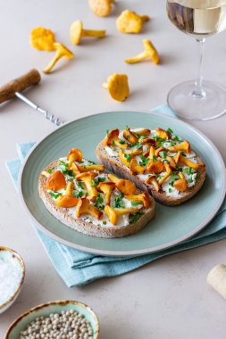 Mantarlı cips ve beyaz peynirli. Sağlıklı beslenme. Vejetaryen yemeği.