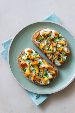 Mantarlı cips ve beyaz peynirli. Sağlıklı beslenme. Vejetaryen yemeği.