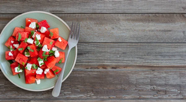 Saláta Görögdinnyével Fehér Sajttal Mentával Egészséges Evés Növényi Ételek — Stock Fotó