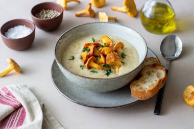 Mantarlı krema çorbası. Sağlıklı beslenme. Vejetaryen yemeği.
