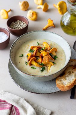 Mantarlı krema çorbası. Sağlıklı beslenme. Vejetaryen yemeği.