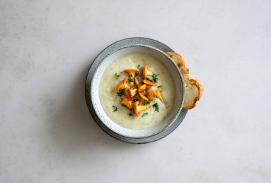 Mantarlı krema çorbası. Sağlıklı beslenme. Vejetaryen yemeği.